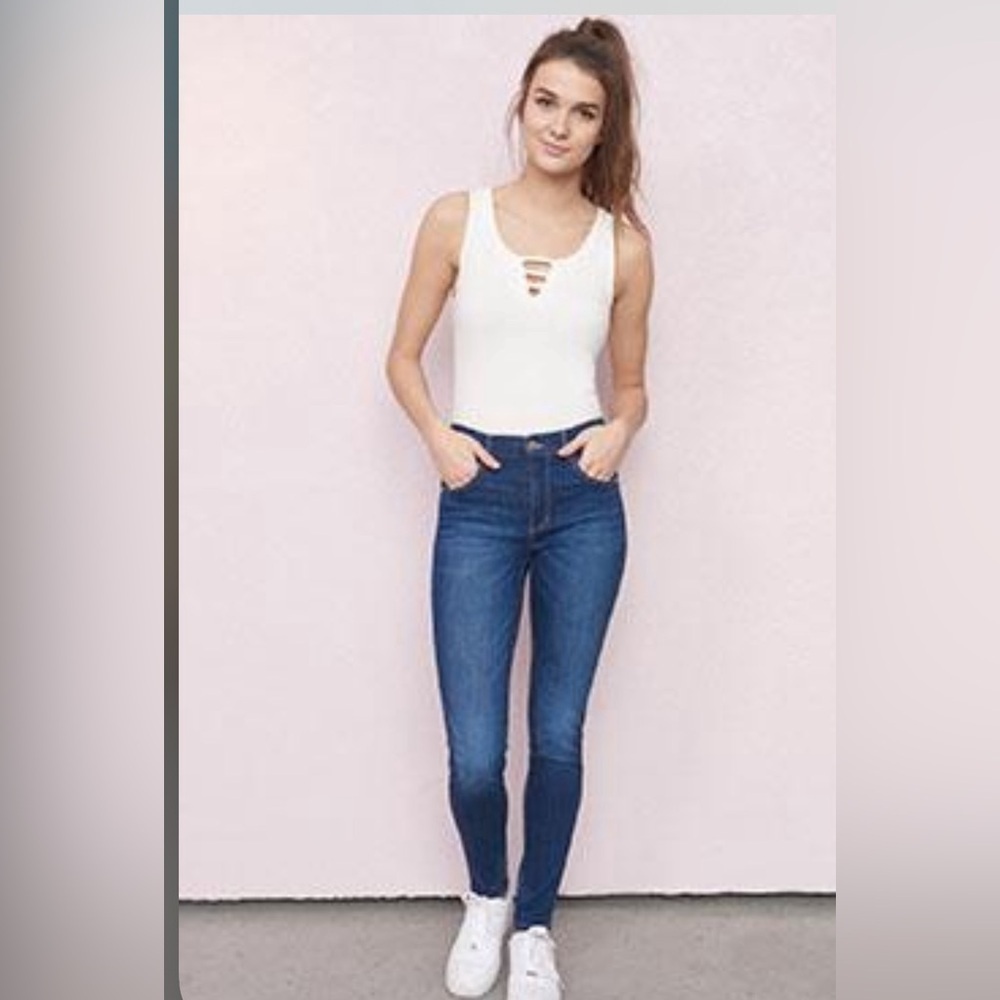 nwt-25 waist splendid jeans
classic 5 Pocket 
straight Leg
Super Soft denim